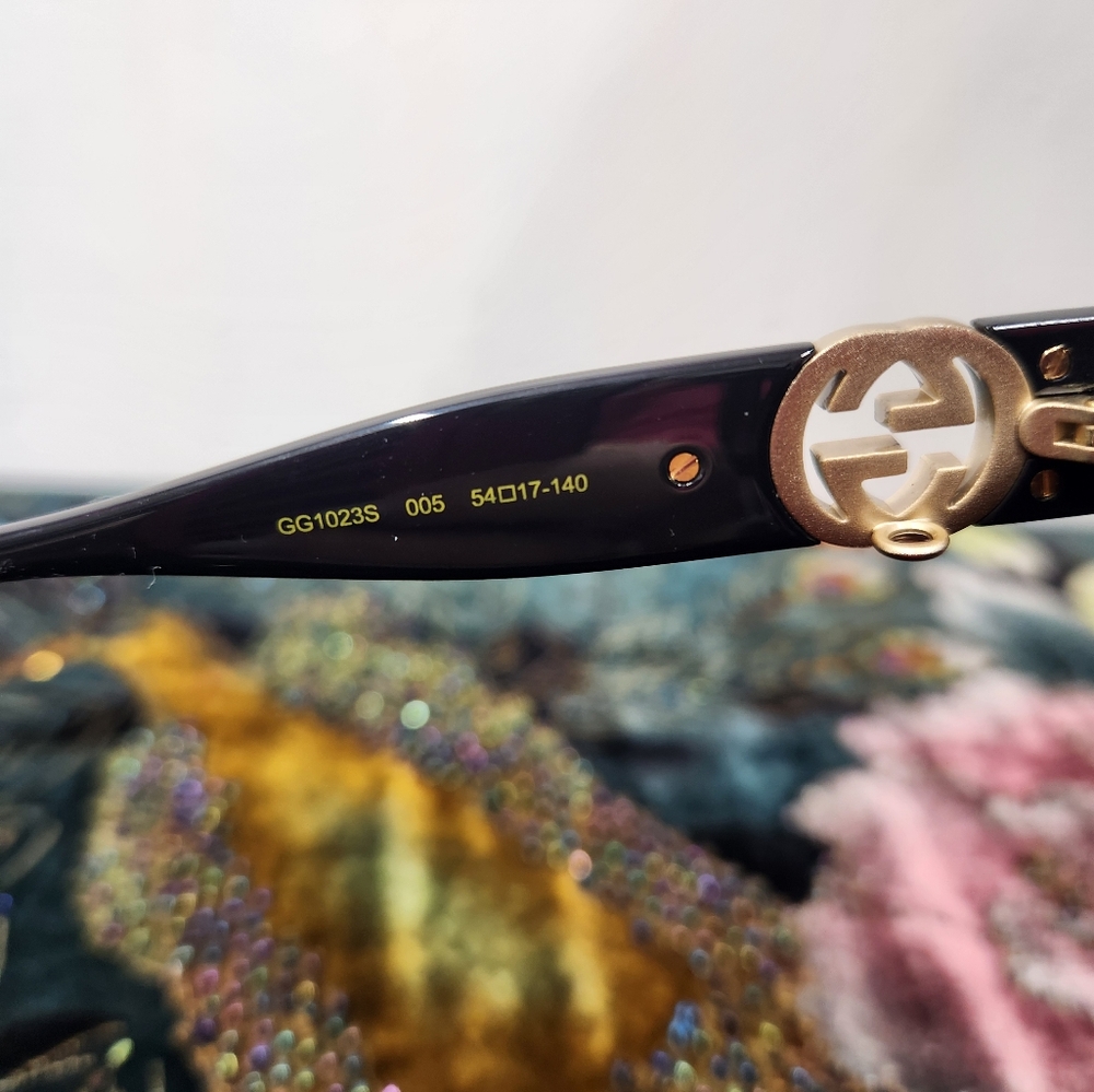 Gucci Black Sunglasses with Gold Chain - Picture 4 of 10